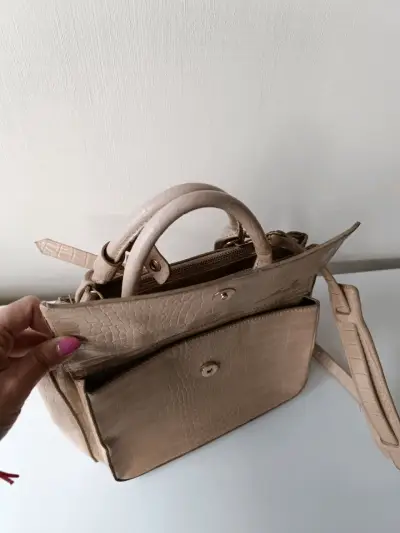 Cartera de mano beige con textura de cocodrilo - miniatura 2