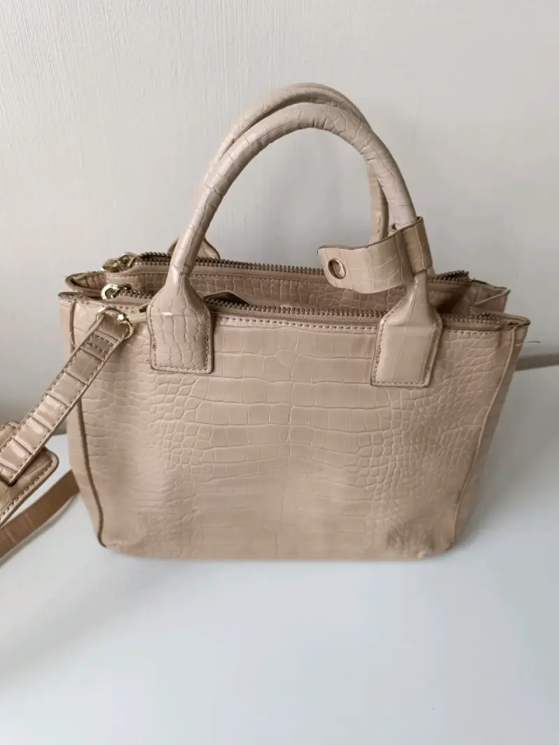 Cartera de mano beige con textura de cocodrilo - 3