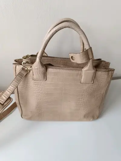 Cartera de mano beige con textura de cocodrilo - miniatura 3