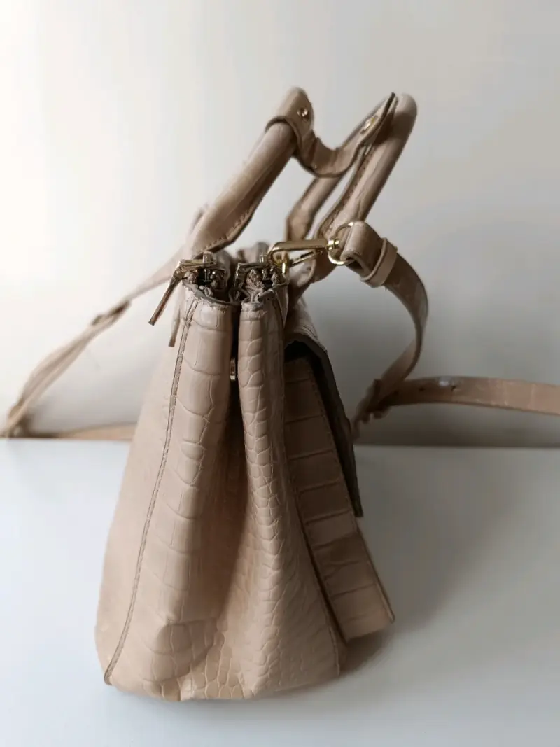 Cartera de mano beige con textura de cocodrilo - 4