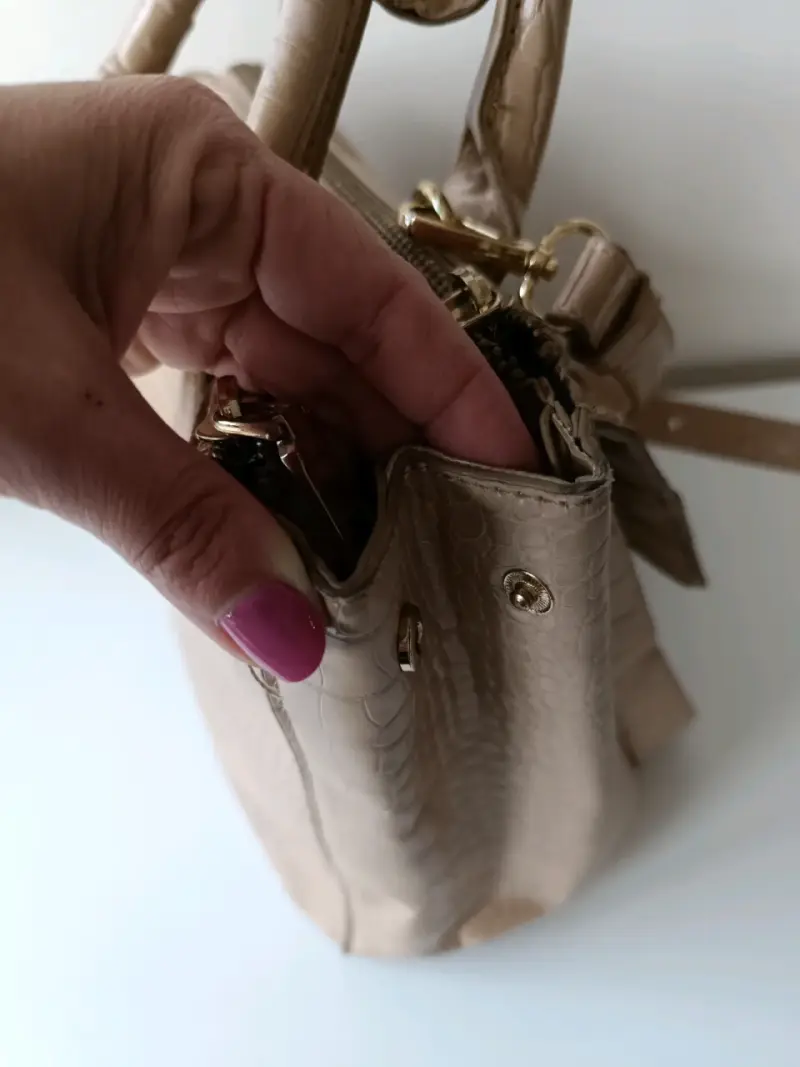 Cartera de mano beige con textura de cocodrilo - 5