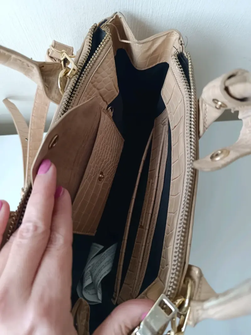 Cartera de mano beige con textura de cocodrilo - 6