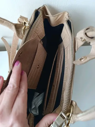 Cartera de mano beige con textura de cocodrilo - miniatura 6