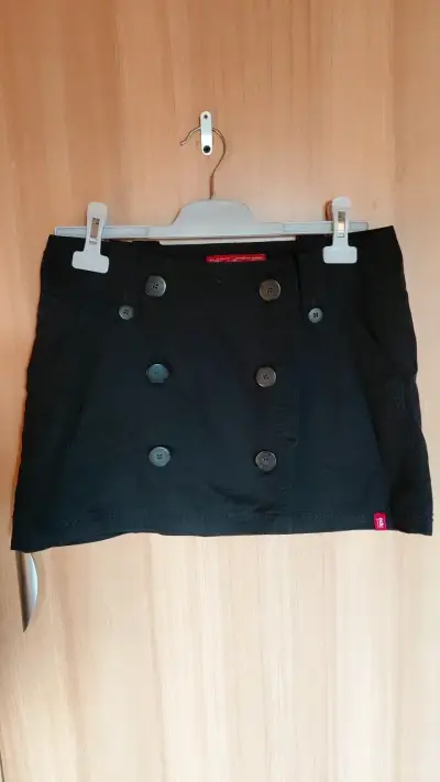 Falda corta negra con botones decorativos - miniatura 1