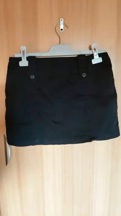 Falda corta negra con botones decorativos - miniatura 2