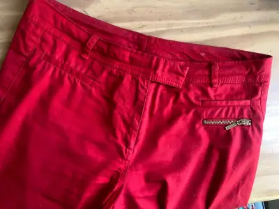 Pantalones al tobillo rojos con cierre metálico - miniatura 1