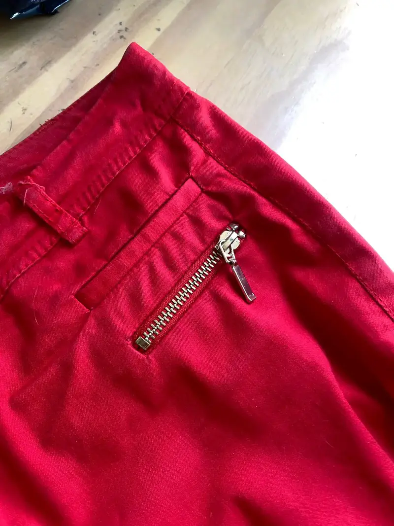 Pantalones al tobillo rojos con cierre metálico - 2