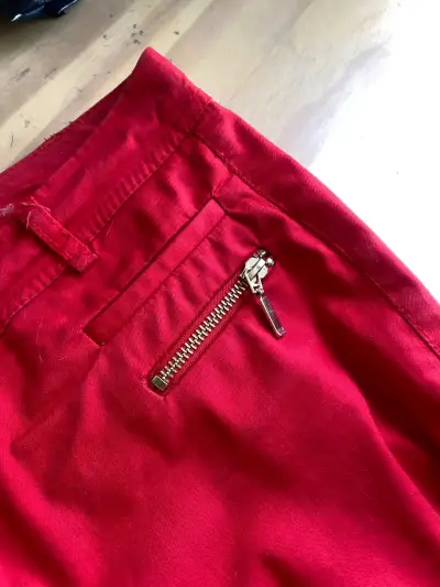 Pantalones al tobillo rojos con cierre metálico - miniatura 2