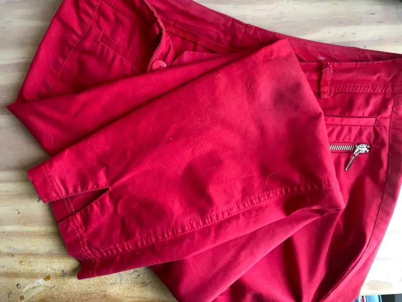 Pantalones al tobillo rojos con cierre metálico - 3