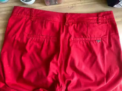 Pantalones al tobillo rojos con cierre metálico - miniatura 4