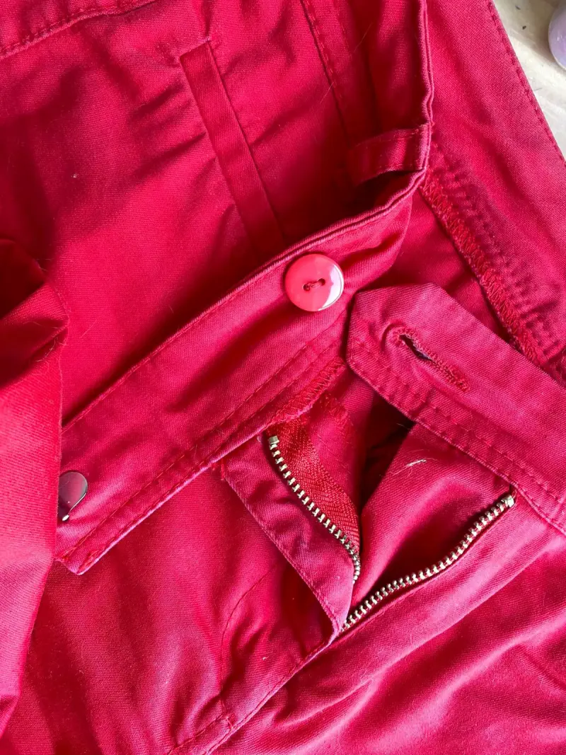 Pantalones al tobillo rojos con cierre metálico - 5