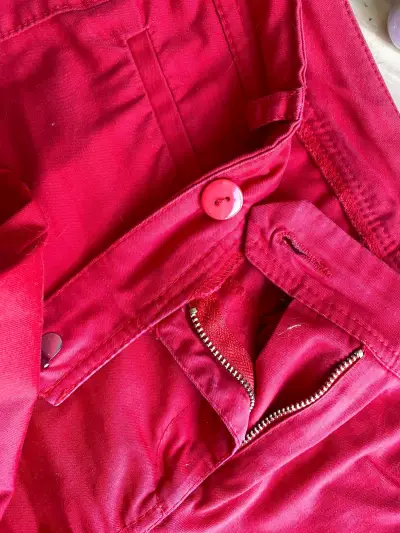 Pantalones al tobillo rojos con cierre metálico - miniatura 5