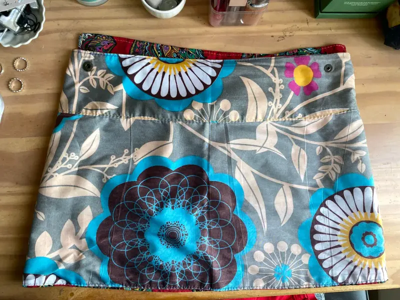 Falda mini reversible con botones ajustables - 2