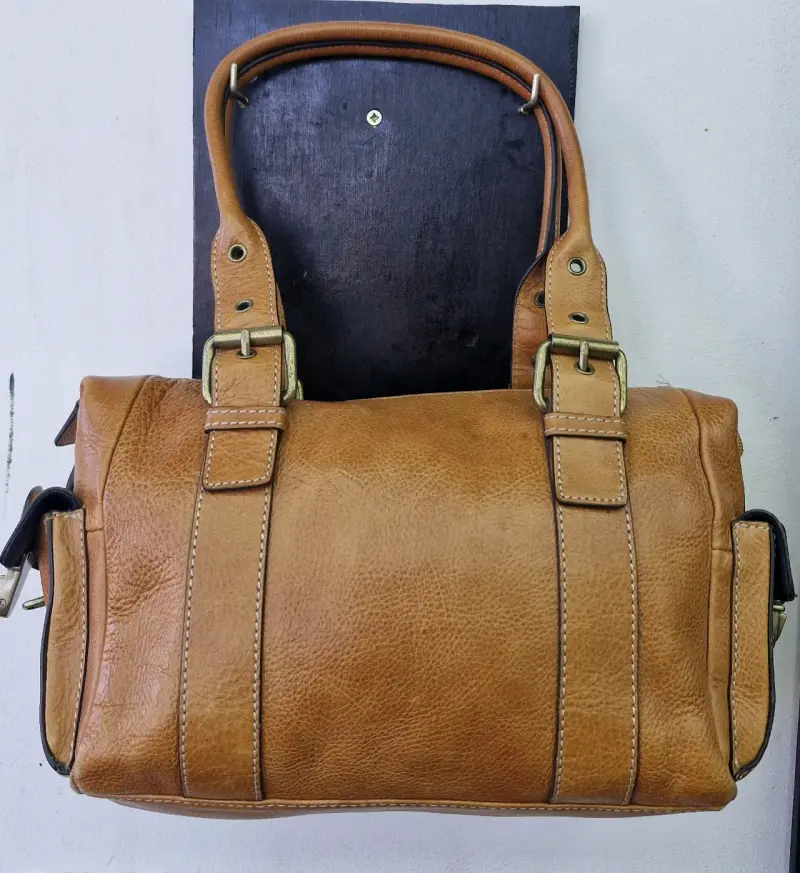 Bolso de cuero marrón con asas resistentes - 1