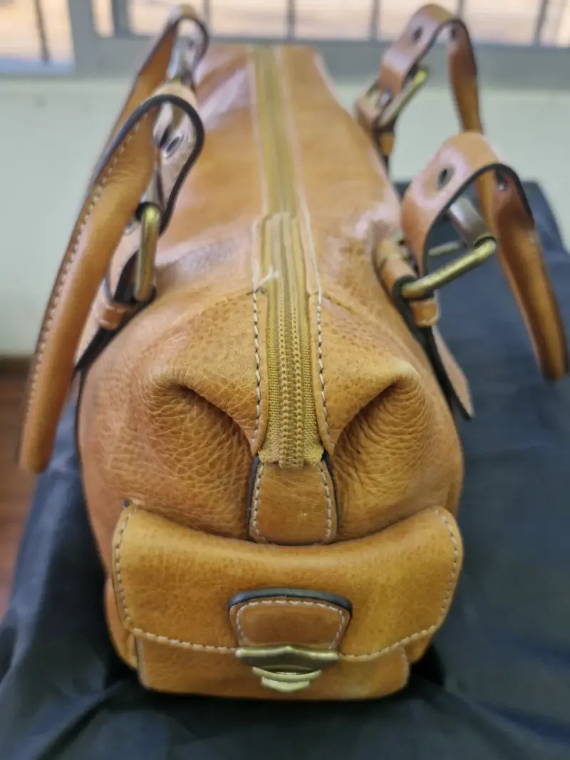 Bolso de cuero marrón con asas resistentes - 2