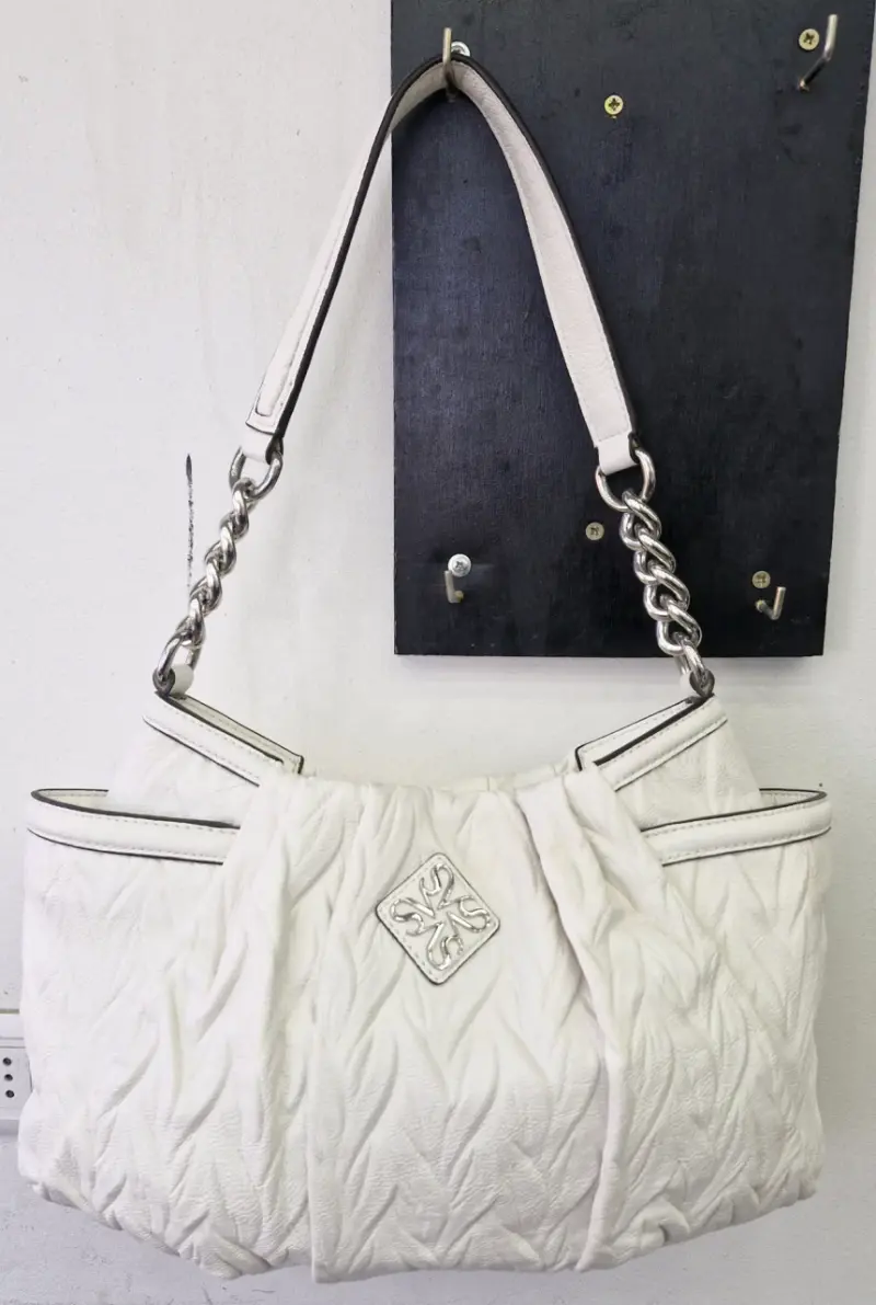 Bolso de cuero blanco elegante con cadena - 2