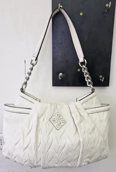 Bolso de cuero blanco elegante con cadena - miniatura 2