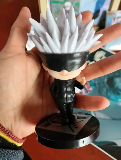 Set de colección de Gojo Satoru con figura y stickers - miniatura 2