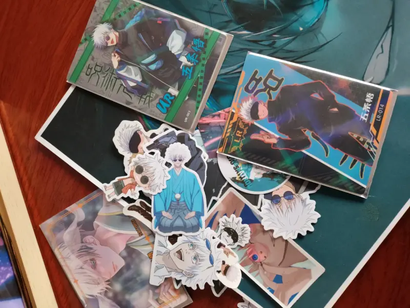 Set de colección de Gojo Satoru con figura y stickers - 4