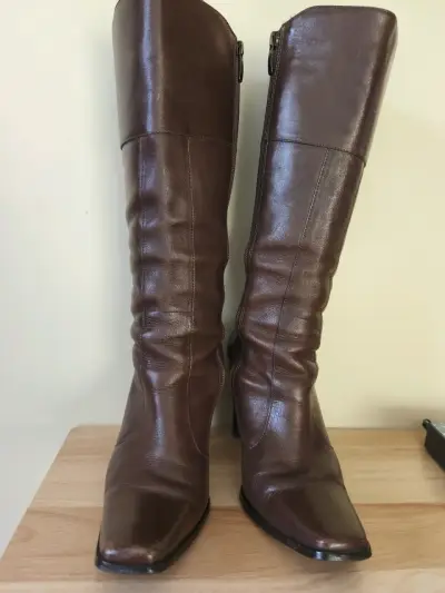 Botas de cuero marrón con tacón alto - miniatura 1