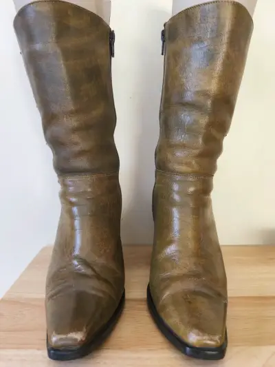 Botas de cuero marrón con tacón alto - miniatura 1