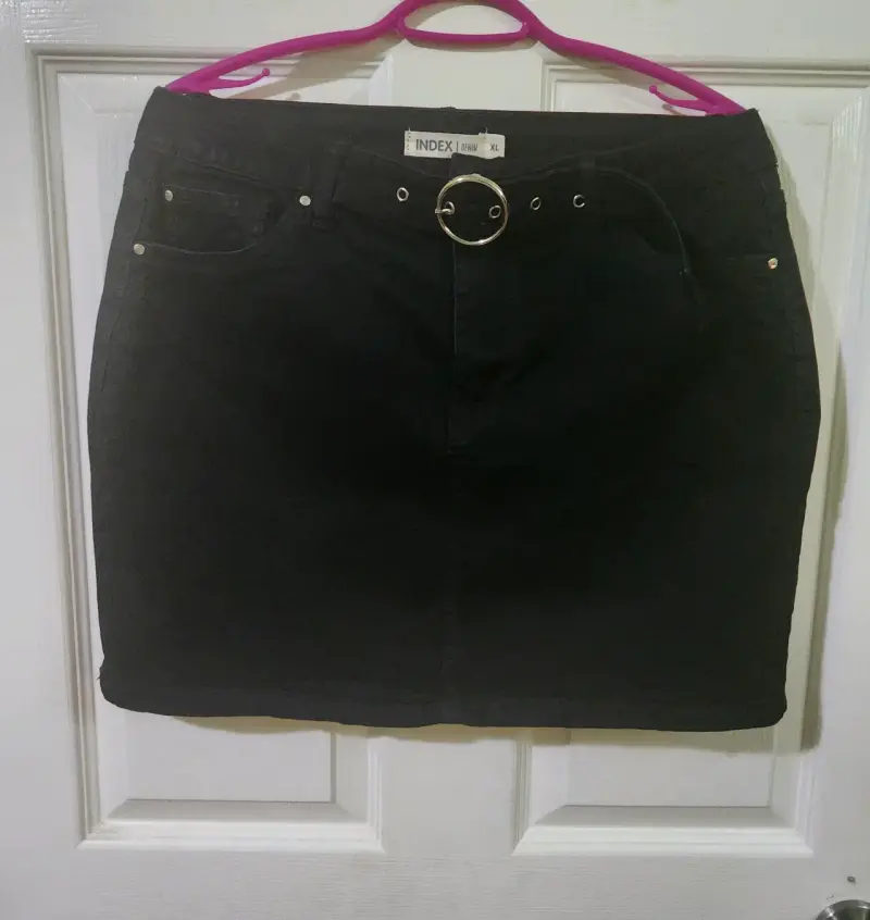 Falda de color negro con cinturón Index talla XL