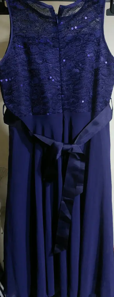 Vestido azul con encaje y lentejuelas - miniatura 2