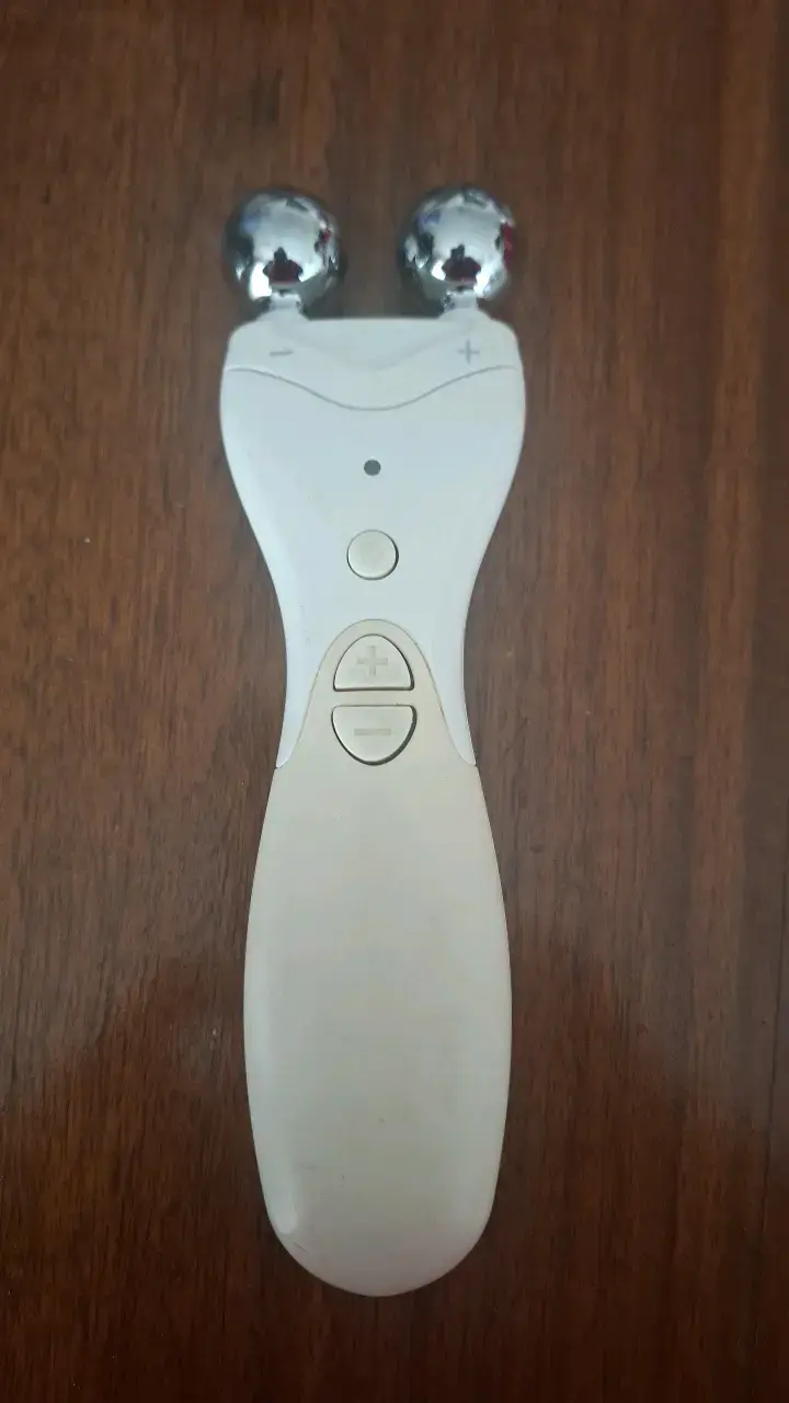 Masajeador facial con rodillos metálicos