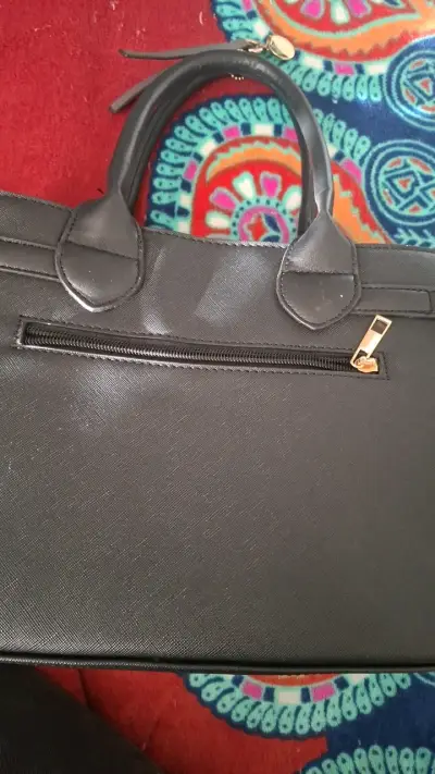 Bolso de mano negro elegante con correa ajustable - miniatura 1