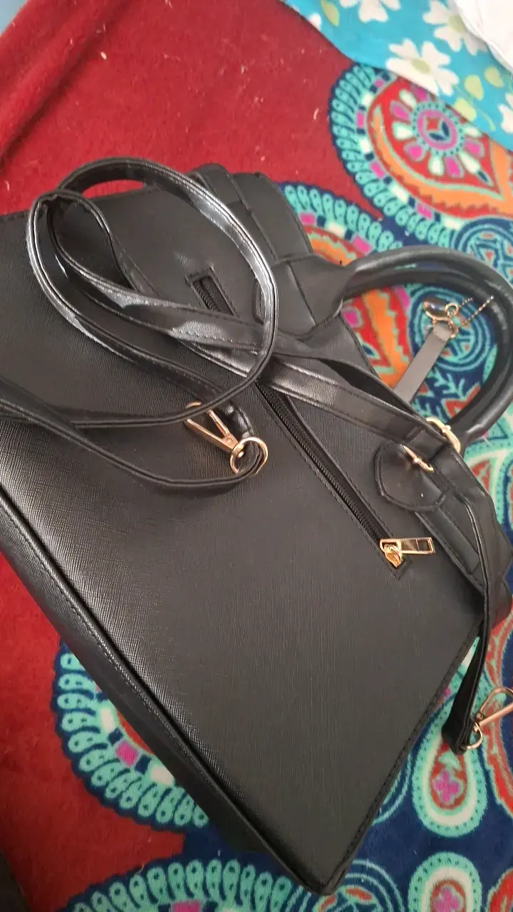 Bolso de mano negro elegante con correa ajustable - 3