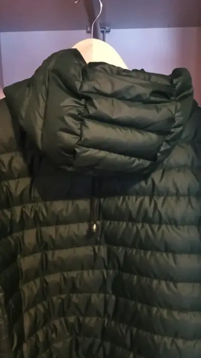 Chaqueta acolchada verde Patagonia con capucha - miniatura 3