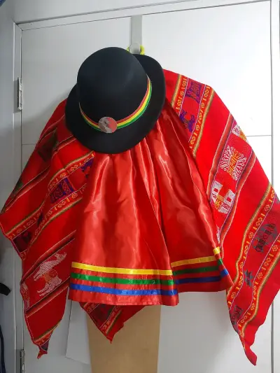 Poncho tradicional andino con sombrero negro - miniatura 1