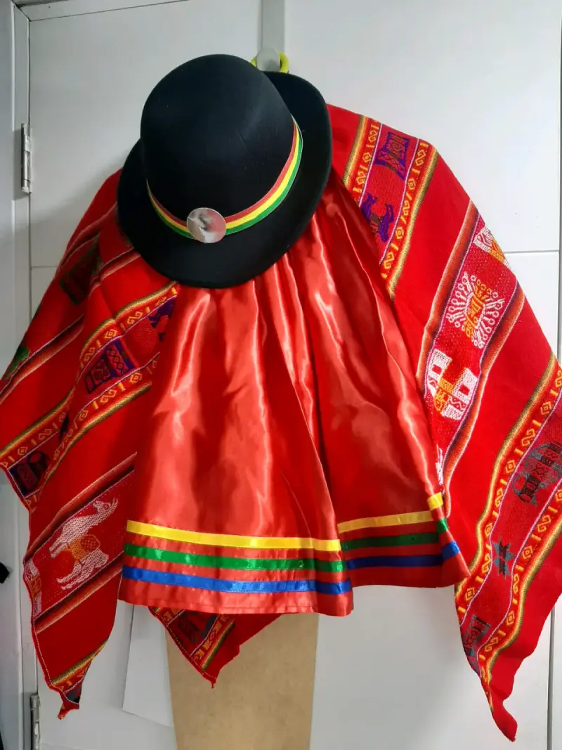 Poncho tradicional andino con sombrero negro - 2