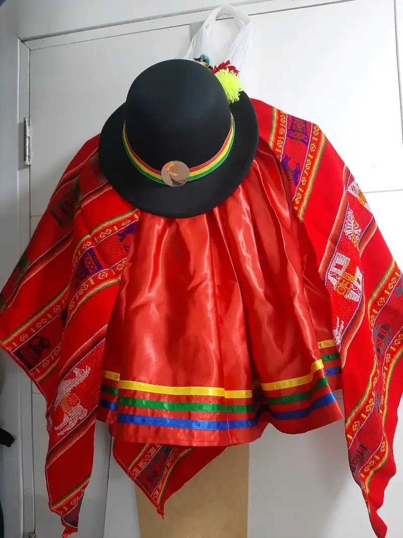 Poncho tradicional andino con sombrero negro - 3