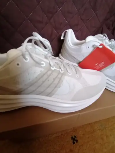 Zapatillas deportivas blancas Nike con etiqueta - miniatura 1