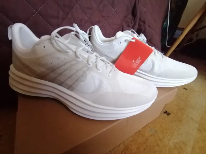 Zapatillas deportivas blancas Nike con etiqueta - 2
