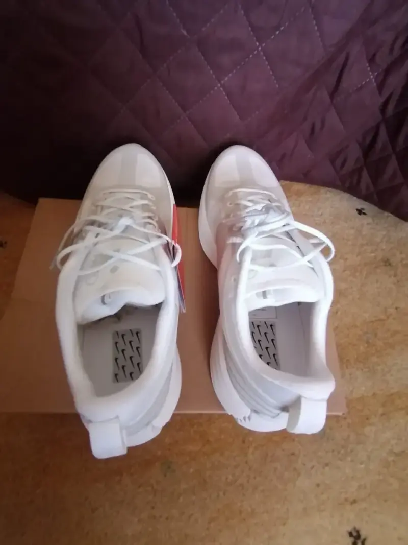 Zapatillas deportivas blancas Nike con etiqueta - 3
