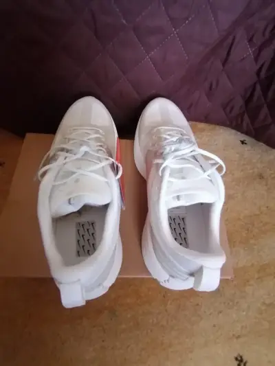 Zapatillas deportivas blancas Nike con etiqueta - miniatura 3