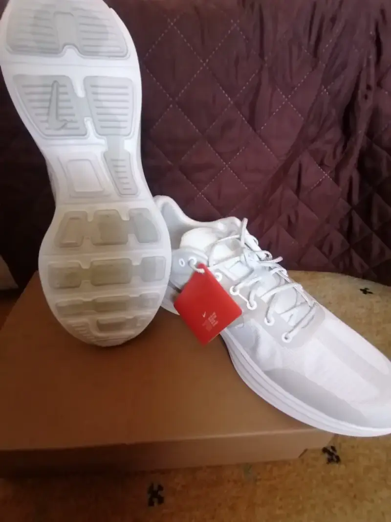 Zapatillas deportivas blancas Nike con etiqueta - 4