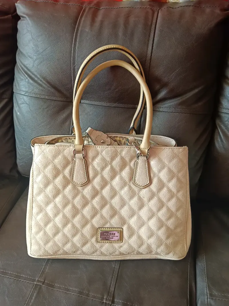 Bolso de mano Guess beige con diseño acolchado - 1