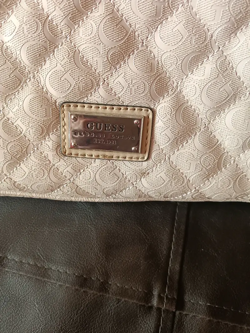 Bolso de mano Guess beige con diseño acolchado - 2