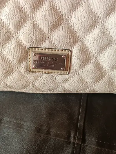 Bolso de mano Guess beige con diseño acolchado - miniatura 2