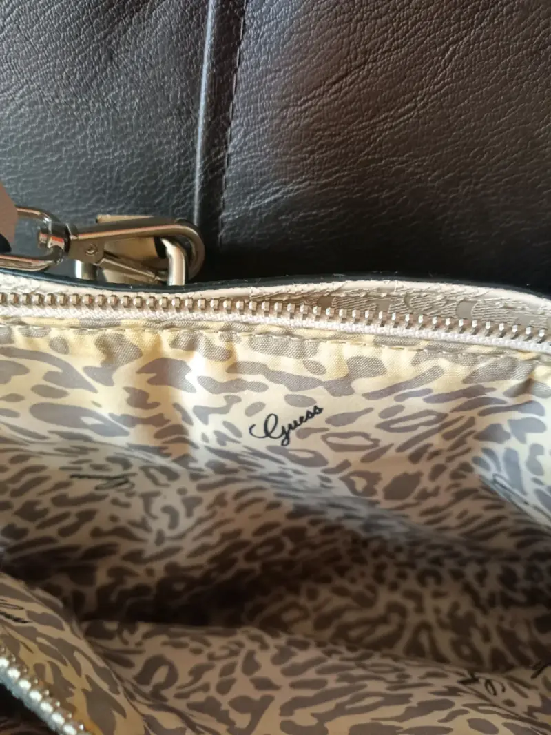 Bolso de mano Guess beige con diseño acolchado - 3