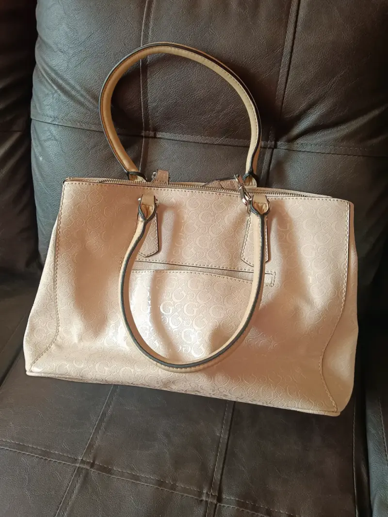 Bolso de mano Guess beige con diseño acolchado - 4