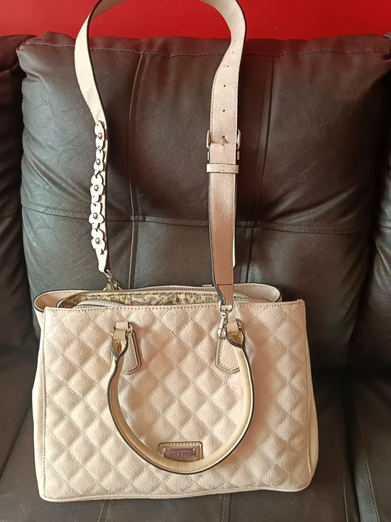 Bolso de mano Guess beige con diseño acolchado - 5