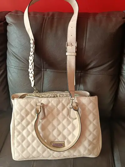 Bolso de mano Guess beige con diseño acolchado - miniatura 5