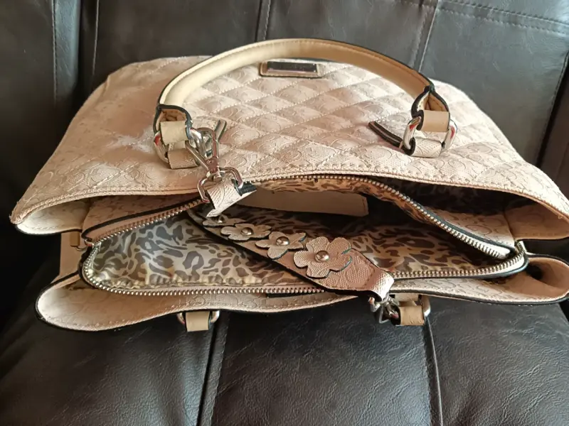 Bolso de mano Guess beige con diseño acolchado - 6