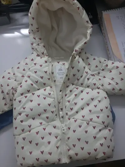 Chaqueta acolchada para bebé con capucha y corazones - miniatura 1