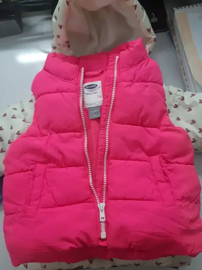 Chaqueta acolchada para bebé con capucha y corazones - miniatura 2
