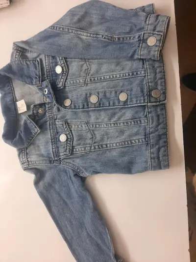 Chaqueta acolchada para bebé con capucha y corazones - miniatura 3